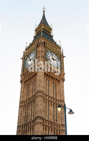 Elizabeth Tower aka Big Ben, Straßenansicht - London, England 2017. Stockfoto
