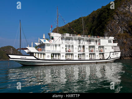 Bhaya Kreuzfahrt Schiff vor Anker am Ha Long Bay Stockfoto