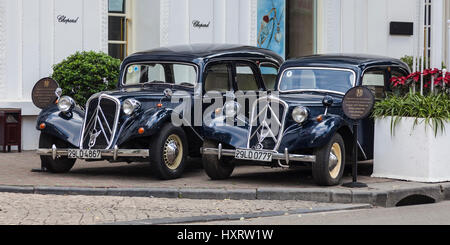 Wunderschön restaurierte Citroen Autos im Sofitel Legend Hotel Metropole Hanoi. Stockfoto