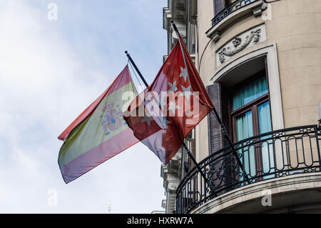 Madrid, Spanien - 18. September 2016: Low Angle View der Balkon mit Spanisch und Madrid Fahnen auf der Gran Via in Madrid. Stockfoto