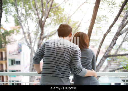 Paar in Liebe teilen, echte Gefühle und Glück, umarmt auf dem Balkon Stockfoto