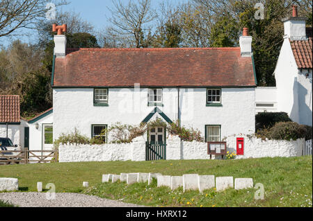 Penrice, Wales, UK - 17. April 2016: Bay View Cottage, gebaut im 18. Jahrhundert und ein Teil der historischen Penrice Castle Estate, ein beliebtes Urlaubsziel de Stockfoto