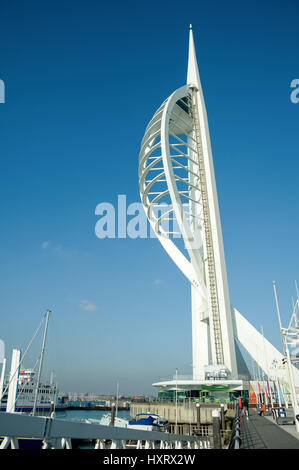 PORTSMOUTH, UK - 1. Februar 2012: An Gunwharf Quays in Portsmouth, hat 560 ft Spinnaker Tower einer der höchsten Aussichtsplattform für Touristen Stockfoto