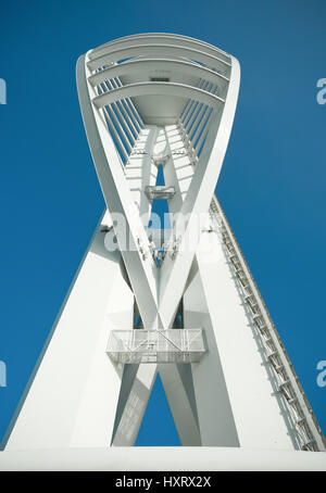 PORTSMOUTH, UK - 1. Februar 2012: An Gunwharf Quays in Portsmouth gelegen, verfügt über 560 ft (170 m) Spinnaker Tower eines der höchsten Tourist-Gymnasium Stockfoto