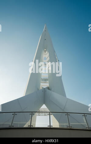PORTSMOUTH, UK - 1. Februar 2012: An Gunwharf Quays in Portsmouth gelegen, verfügt über 560 ft (170 m) Spinnaker Tower eines der höchsten Tourist-Gymnasium Stockfoto