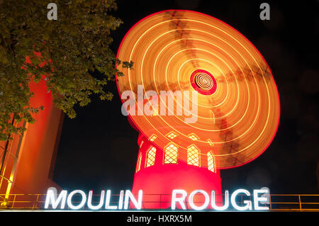 Das berühmte Moulin Rouge Gebäude in Paris, Frankreich Stockfoto