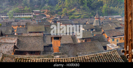 Zhaoxing Dong Dorf, Guizhou Provinz, China - 9. April 2010: Fliesen Sie Dächer Bauernhäuser im Bergdorf von ethnischen Minderheiten im Südwesten Kinn Stockfoto