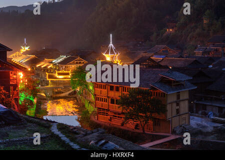 Zhaoxing Dong Dorf, Guizhou Provinz, China - 8. April 2010: Ethnische Minderheit Dorf bei der abendlichen Beleuchtung von Fassaden LED Lampen. Stockfoto