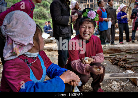 Langde Dorf, Guizhou, China - 16. April 2010: Chinesin mit einer Rose im Haar lächelnd auf dem Dorffest in das Dorf der Miao ethnische m Stockfoto