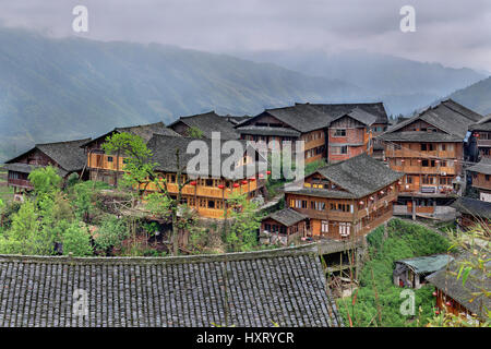 Ländliche China Ping ein Dorf in der Provinz Guangxi, Holzhäuser und Bauern Bauern, bergiges Gelände, Ackerland. Stockfoto