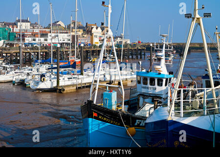 Fischerboote und Yachten legen bei Ebbe im Winter im Hafen an Bridlington East Yorkshire Coast England Großbritannien Großbritannien Großbritannien Großbritannien Großbritannien Großbritannien Großbritannien Großbritannien Großbritannien Großbritannien Großbritannien Großbritannien Großbritannien Großbritannien Großbritannien Großbritannien Großbritannien Großbritannien Großbritannien Großbritannien Großbritannien Großbritannien und Nordirland Stockfoto