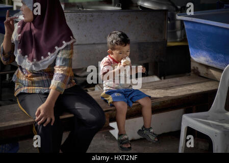 Kind, das Eis isst. Thailand Südostasien Stockfoto