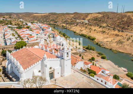 Blick von oberhalb der Kirche in Mértola Stadt im Alentejo, Portugal Stockfoto