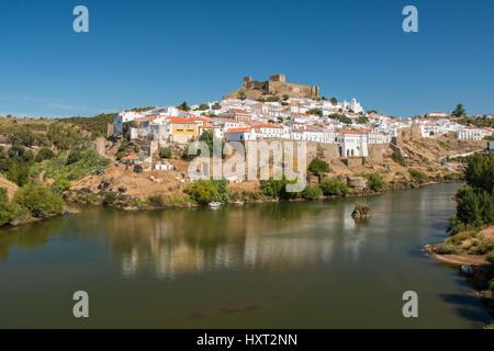 Ansicht von Mértola Stadt und den Fluss Guadiana auf Vordergrund im Alentejo, Portugal Stockfoto