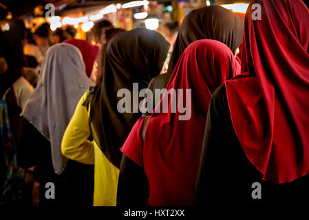 Muslimische Frauen, die auf einem thailändischen Indoor-Markt einkaufen und bunte Hijab-Schals tragen. Thailand Südostasien Stockfoto