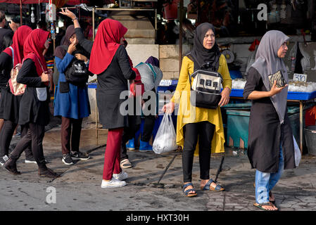 Gruppe von muslimischen Frauen, die auf einer Thailand Straße Lebensmittelmarkt einkaufen. Südost-Asien Stockfoto