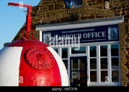 Eine alte Meer mine durch das Hafenamt Wells-Next-the-Sea, Norfolk, England, UK Stockfoto