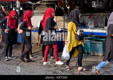 Gruppe von muslimischen Frauen, die auf einer Thailand Straße Lebensmittelmarkt einkaufen. Südost-Asien Stockfoto