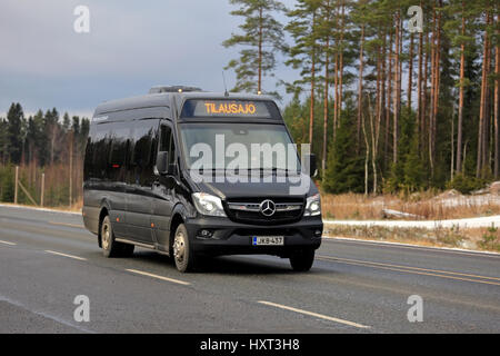 LOUKKU, Finnland - 5. November 2016: Schwarz Mercedes-Benz Minibus fährt entlang Autobahn in hellen frühen Winter Schneefall im Süden von Finnland. Stockfoto