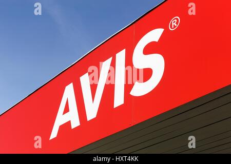 Vejle, Dänemark - 25. März 2017: Avis Logo an der Wand. Avis ist eine US-amerikanische Autovermietung mit Sitz in New Jersey, Vereinigte Staaten Stockfoto