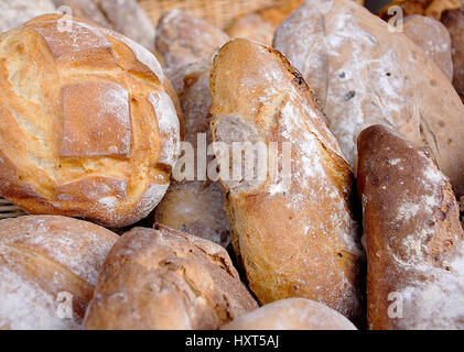 Laibe Brot auf Street Market in Stoke-on-Trent, Staffordshire, Vereinigtes Königreich. Stockfoto