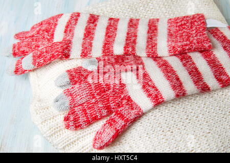 Winterhandschuhe Touchscreen rot und Wollpullover Stockfoto