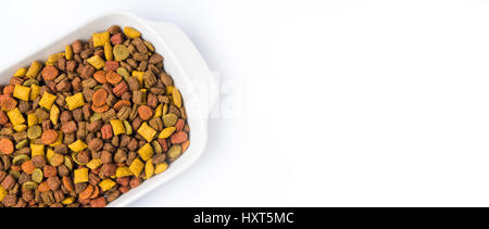 Katze essen Granulat in einer Schüssel auf weiß Stockfoto