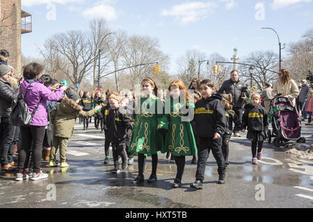 Kinder aus einer lokalen Irish Dance Schule marschieren in die irische amerikanische Parade St. Patricks Day in Park Slope, Brooklyn, NY. Stockfoto