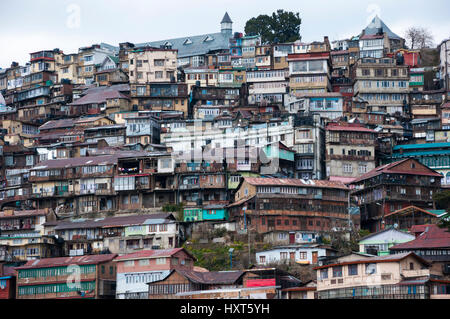 Überfüllten Wohnungen am Hang in Shimla, Himachal Pradesh, Indien. Stockfoto