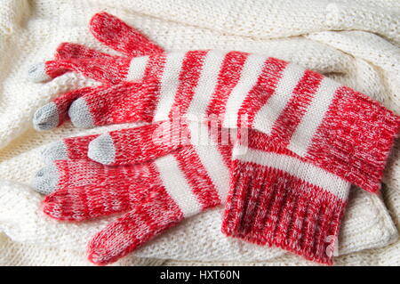 Winterhandschuhe Touchscreen rot und Wollpullover Stockfoto