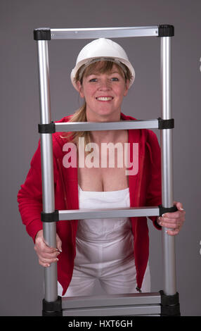 Frau eine Aluminium-Teleskop-Leiter klettern Stockfoto