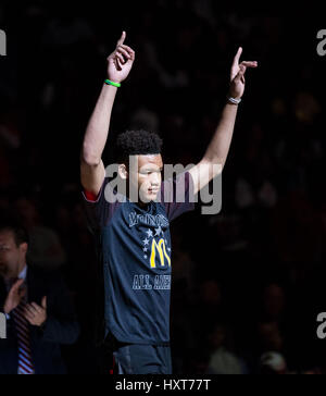 Florida, USA. 29. März 2017. LOREN ELLIOTT | Zeiten. Tampa katholischen star Kevin Knox ergreift das Wort für das McDonald's All-American-Spiel im United Center in Chicago, Illinois, auf Mittwoch, 29. März 2017. Knox, ein fünf-Sterne-Rekrut wird voraussichtlich im April zu Duke, Kentucky, North Carolina oder Florida State zu begehen. Bildnachweis: Loren Elliott/Tampa Bay Times / ZUMA Draht/Alamy Live News Stockfoto