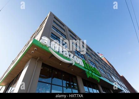 Seattle, Washington: AmazonFresh Pickup SoDo. Amazon.com offenbart zweimal Lebensmittelgeschäft pickup in Seattles SoDo und Ballard Nachbarschaften, in denen Käufer erhalten ihre Online-Einkäufe in weniger als fünfzehn Minuten, nachdem sie platziert werden. Kunden haben auch die Möglichkeit einen Termin zur Abholung. AmazonFresh Pickup ist derzeit für Amazon-Mitarbeiter in einem Beta-Test-Programm. Dieser Ort ist in Starbucks Center neben Starbucks World Headquarters. Stockfoto