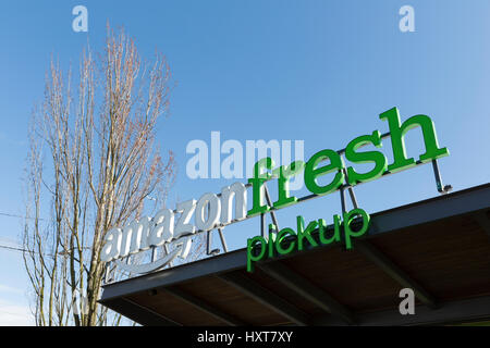 Seattle, Washington: AmazonFresh Pickup SoDo. Amazon.com offenbart zweimal Lebensmittelgeschäft pickup in Seattles SoDo und Ballard Nachbarschaften, in denen Käufer erhalten ihre Online-Einkäufe in weniger als fünfzehn Minuten, nachdem sie platziert werden. Kunden haben auch die Möglichkeit einen Termin zur Abholung. AmazonFresh Pickup ist derzeit für Amazon-Mitarbeiter in einem Beta-Test-Programm. Dieser Ort ist in Starbucks Center neben Starbucks World Headquarters. Stockfoto