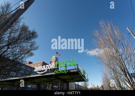 Seattle, Washington: AmazonFresh Pickup SoDo. Amazon.com offenbart zweimal Lebensmittelgeschäft pickup in Seattles SoDo und Ballard Nachbarschaften, in denen Käufer erhalten ihre Online-Einkäufe in weniger als fünfzehn Minuten, nachdem sie platziert werden. Kunden haben auch die Möglichkeit einen Termin zur Abholung. AmazonFresh Pickup ist derzeit für Amazon-Mitarbeiter in einem Beta-Test-Programm. Dieser Ort ist in Starbucks Center neben Starbucks World Headquarters. Stockfoto