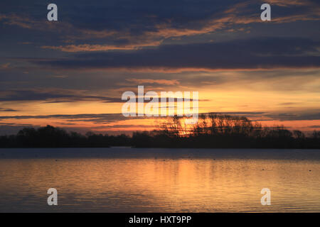 Fen Drayton Seen, Cambridgeshire, Großbritannien. Donnerstag, 30. März 2017. UK-Wetter: schönen Frühlingswetter mit warmen sonnigen Abschnitten im Osten Englands. Sonnenaufgang über dem Moor Drayton Seen, Cambridgeshire, Großbritannien Credit: WansfordPhoto/Alamy Live-Nachrichten Stockfoto