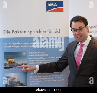 Pierre-Pascal Urbon, Vorstand Vertreter der Solartechnik-Hersteller SMA Solar während des Unternehmens Finanzergebnisse Pressekonferenz in Frankfurt Am Main, Deutschland, 30. März 2017 spricht. Das Unternehmen aus Niestetal in Deutschland, hatte einen Umsatzrückgang (von 982, 984 Millionen Euro) trotz Rekordumsatz. Foto: Arne Dedert/dpa Stockfoto