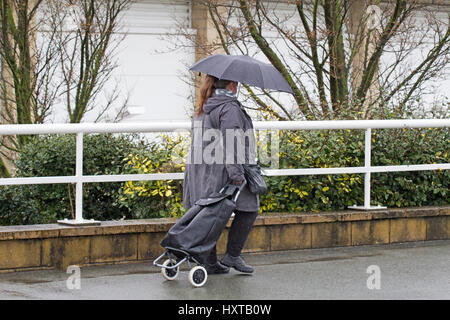 Southport, Merseyside. 30. März 2017. Großbritannien Wetter. Schwere Regenfälle übergießen der Nord West Badeort Southport in Merseyside. Shopper & Pendler gleichermaßen notwendigen Schritte aus der Starkregen zu vertuschen. Bildnachweis: Cernan Elias/Alamy Live-Nachrichten Stockfoto