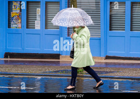 Southport, Merseyside. 30. März 2017. Großbritannien Wetter. Schwere Regenfälle übergießen der Nord West Badeort Southport in Merseyside. Shopper & Pendler gleichermaßen notwendigen Schritte aus der Starkregen zu vertuschen. Bildnachweis: Cernan Elias/Alamy Live-Nachrichten Stockfoto