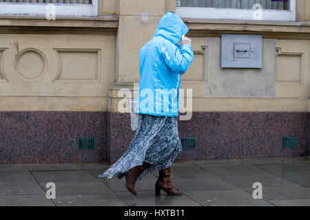 Southport, Merseyside. 30. März 2017. Großbritannien Wetter. Schwere Regenfälle übergießen der Nord West Badeort Southport in Merseyside. Shopper & Pendler gleichermaßen notwendigen Schritte aus der Starkregen zu vertuschen. Bildnachweis: Cernan Elias/Alamy Live-Nachrichten Stockfoto