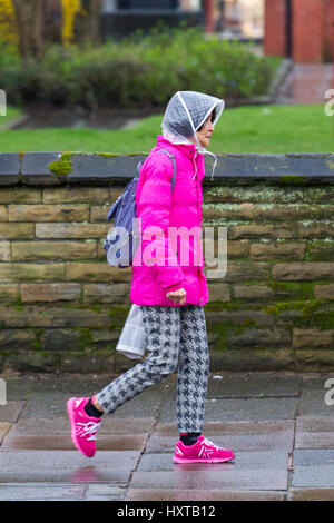 Southport, Merseyside. 30. März 2017. Großbritannien Wetter. Schwere Regenfälle übergießen der Nord West Badeort Southport in Merseyside. Shopper & Pendler gleichermaßen notwendigen Schritte aus der Starkregen zu vertuschen. Bildnachweis: Cernan Elias/Alamy Live-Nachrichten Stockfoto