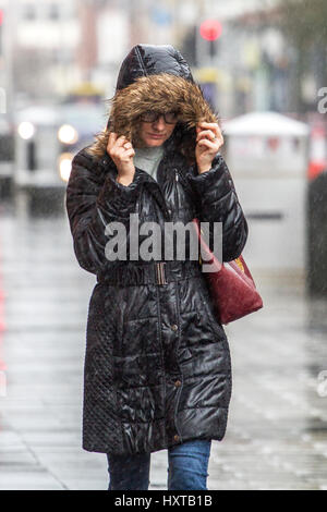 Southport, Merseyside. 30. März 2017. Großbritannien Wetter. Schwere Regenfälle übergießen der Nord West Badeort Southport in Merseyside. Shopper & Pendler gleichermaßen notwendigen Schritte aus der Starkregen zu vertuschen. Bildnachweis: Cernan Elias/Alamy Live-Nachrichten Stockfoto