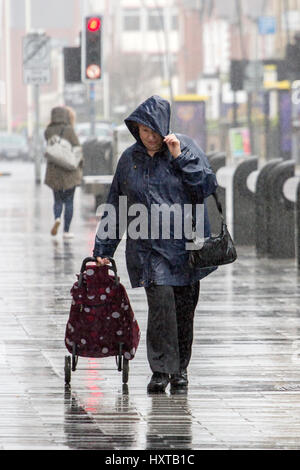 Southport, Merseyside. 30. März 2017. Großbritannien Wetter. Schwere Regenfälle übergießen der Nord West Badeort Southport in Merseyside. Shopper & Pendler gleichermaßen notwendigen Schritte aus der Starkregen zu vertuschen. Bildnachweis: Cernan Elias/Alamy Live-Nachrichten Stockfoto