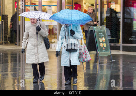 Southport, Merseyside. 30. März 2017. Großbritannien Wetter. Schwere Regenfälle übergießen der Nord West Badeort Southport in Merseyside. Shopper & Pendler gleichermaßen notwendigen Schritte aus der Starkregen zu vertuschen. Bildnachweis: Cernan Elias/Alamy Live-Nachrichten Stockfoto