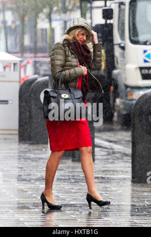 Southport, Merseyside. 30. März 2017. Großbritannien Wetter. Schwere Regenfälle übergießen der Nord West Badeort Southport in Merseyside. Shopper & Pendler gleichermaßen notwendigen Schritte aus der Starkregen zu vertuschen. Bildnachweis: Cernan Elias/Alamy Live-Nachrichten Stockfoto