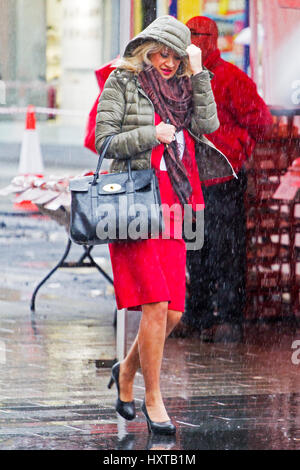 Southport, Merseyside. 30. März 2017. Großbritannien Wetter. Schwere Regenfälle übergießen der Nord West Badeort Southport in Merseyside. Shopper & Pendler gleichermaßen notwendigen Schritte aus der Starkregen zu vertuschen. Bildnachweis: Cernan Elias/Alamy Live-Nachrichten Stockfoto