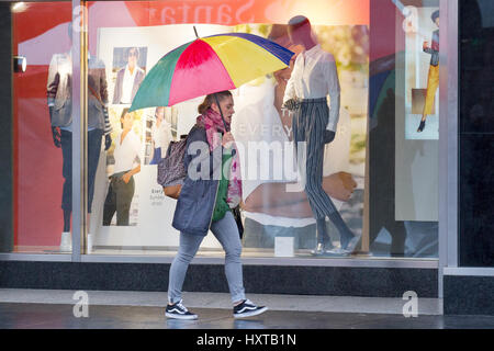 Southport, Merseyside. 30. März 2017. Großbritannien Wetter. Schwere Regenfälle übergießen der Nord West Badeort Southport in Merseyside. Shopper & Pendler gleichermaßen notwendigen Schritte aus der Starkregen zu vertuschen. Bildnachweis: Cernan Elias/Alamy Live-Nachrichten Stockfoto