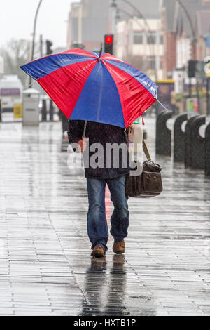 Southport, Merseyside. 30. März 2017. Großbritannien Wetter. Schwere Regenfälle übergießen der Nord West Badeort Southport in Merseyside. Shopper & Pendler gleichermaßen notwendigen Schritte aus der Starkregen zu vertuschen. Bildnachweis: Cernan Elias/Alamy Live-Nachrichten Stockfoto