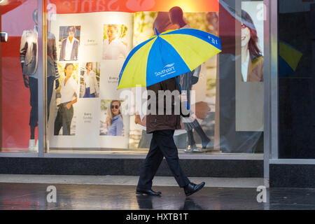 Southport, Merseyside. 30. März 2017. Großbritannien Wetter. Schwere Regenfälle übergießen der Nord West Badeort Southport in Merseyside. Shopper & Pendler gleichermaßen notwendigen Schritte aus der Starkregen zu vertuschen. Bildnachweis: Cernan Elias/Alamy Live-Nachrichten Stockfoto
