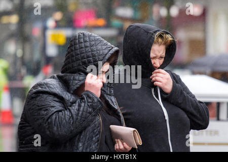Southport, Merseyside. 30. März 2017. Großbritannien Wetter. Schwere Regenfälle übergießen der Nord West Badeort Southport in Merseyside. Shopper & Pendler gleichermaßen notwendigen Schritte aus der Starkregen zu vertuschen. Bildnachweis: Cernan Elias/Alamy Live-Nachrichten Stockfoto